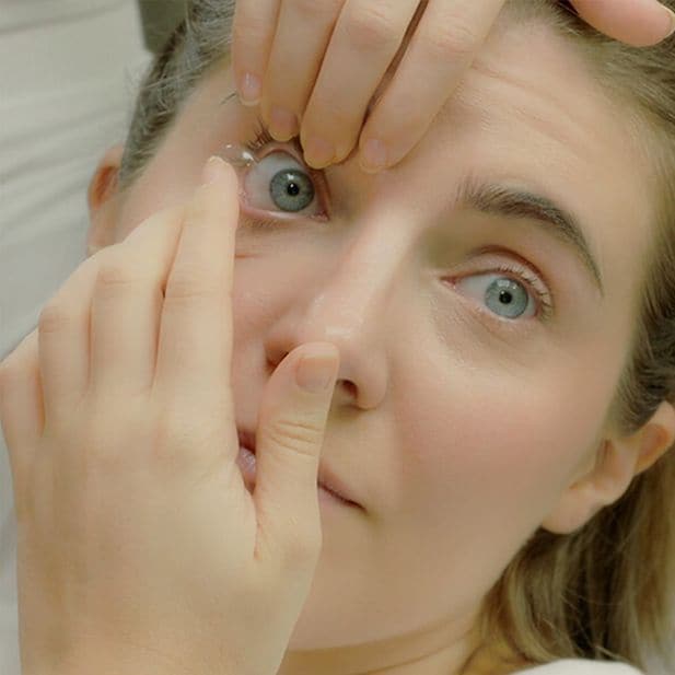 how_to_put_in_contacts_row_12