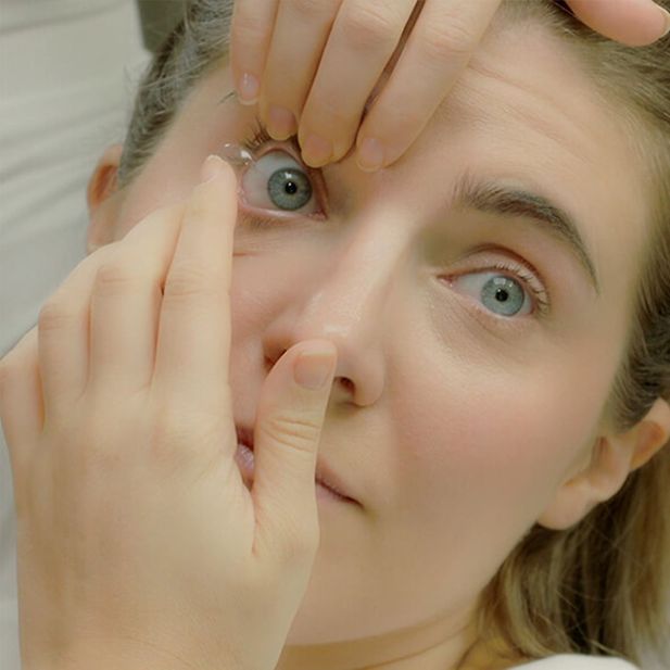 How_to_put_in_contact_lenses_row_4