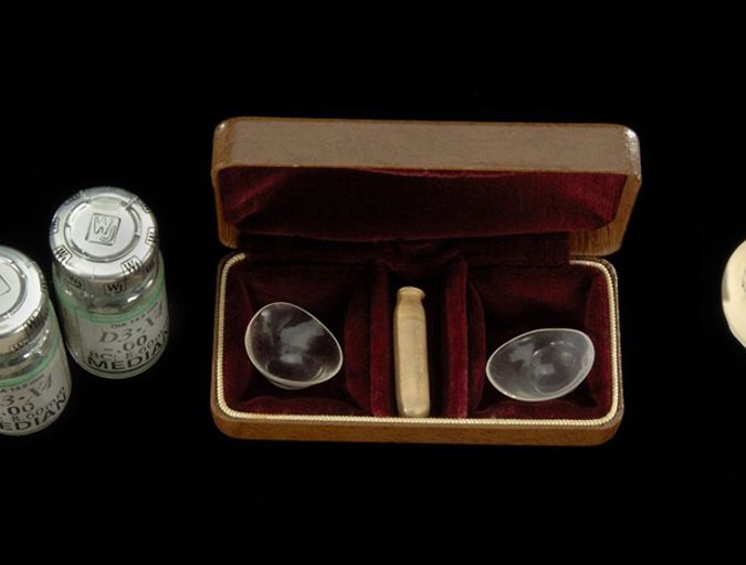 Contact_lenses:_500_years_of_history_row_1