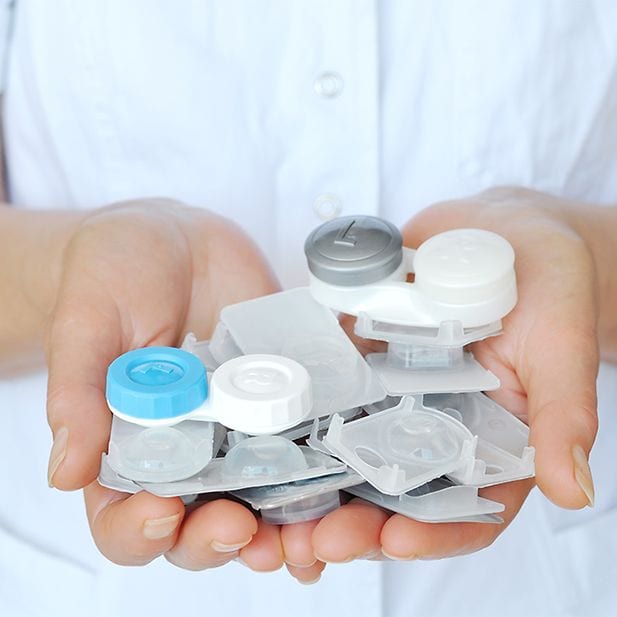 Plan rapproché sur une personne ayant des lentilles de contact dans ses mains.