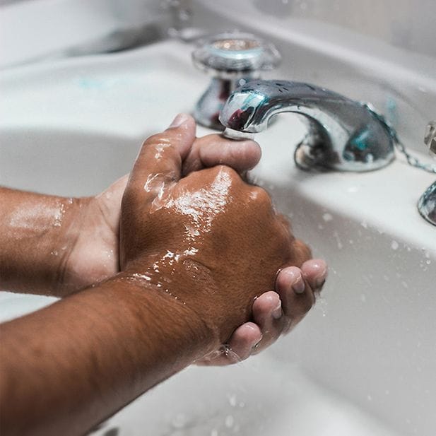 Gros plans sur une personne se lavant les mains. 