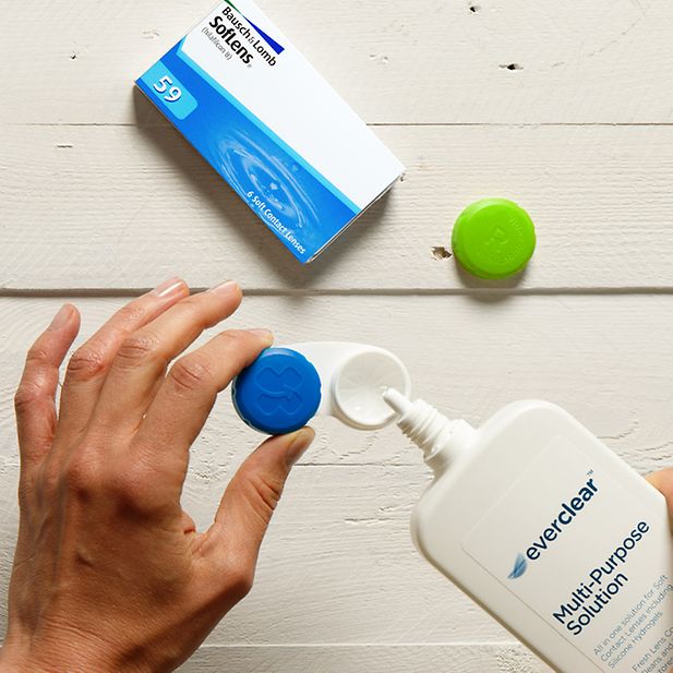 Plan vertical d’une personne remplissant un étui à lentilles de solution multifonction everclear REFRESH.