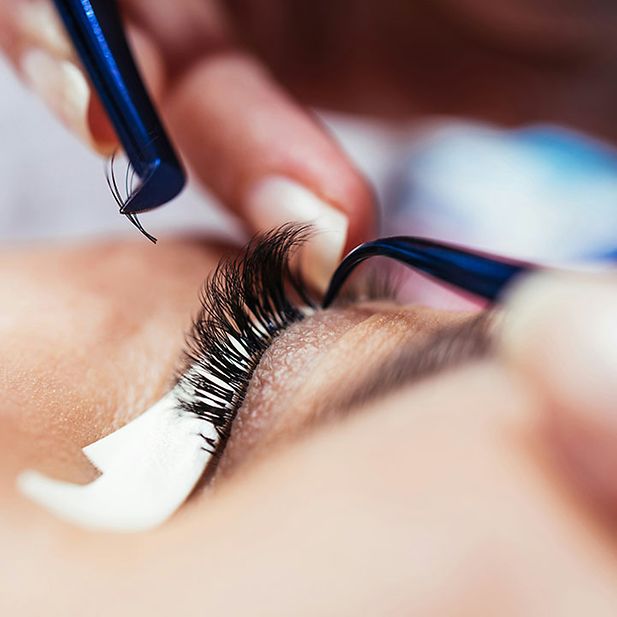 Application d’extension de cils avec des pinces.