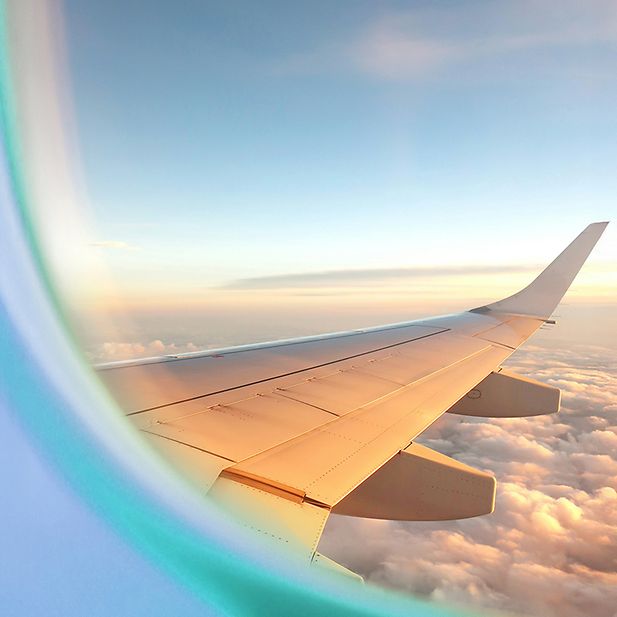 Un avion de ligne en plein vol, vu de dessous.