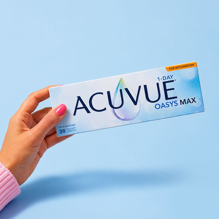 Boîte de lentilles de contact journalières Acuvue Oasys Max 1-Day tenue à la main